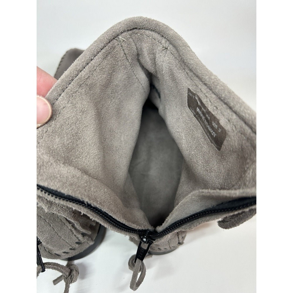 Minnetonka Fringe Concho Moccasins Zip Ankle Boot Suede Gray size 8 Excellent - Picture 7 of 11